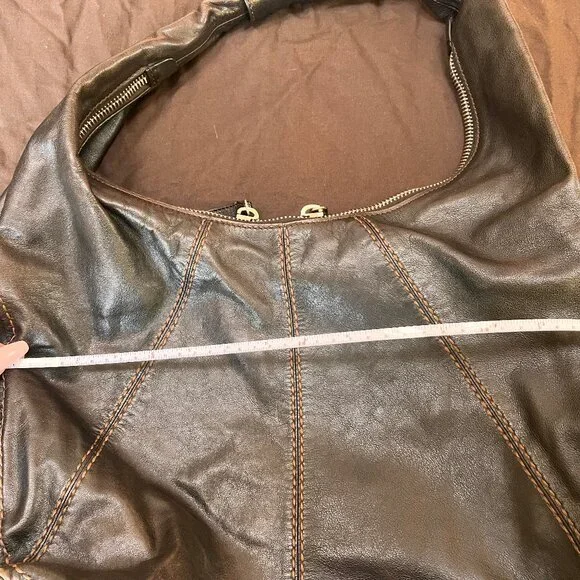 Authentic Tod's Shoulder Hobo Bag in Soft Brown Leather with contrast stitching - Picture 13 of 14